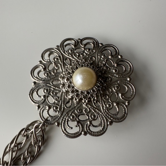 Vintage Silver Tone Pierced Metal and Faux Pearl Flower Duo Brooch pin - Picture 2 of 7